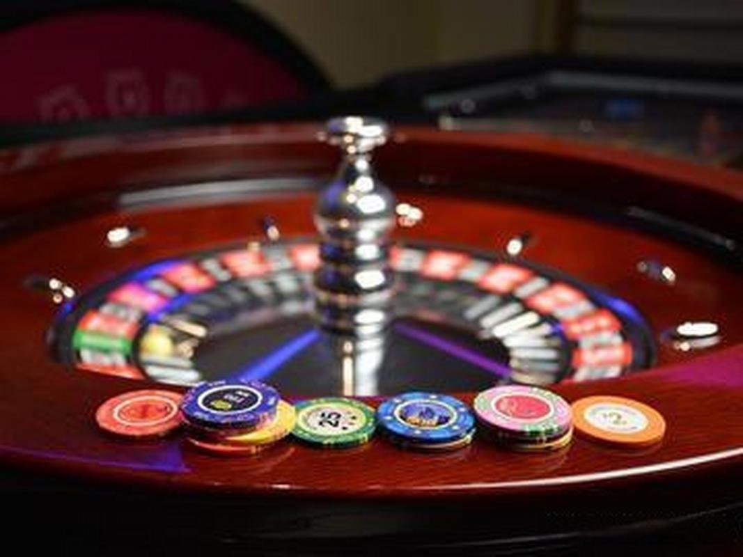 Antarmuka aplikasi mpo600 menampilkan permainan slot Aviator, Sweet Bonanza, Gates of Olympus pada layar home dengan menu navigasi bawah